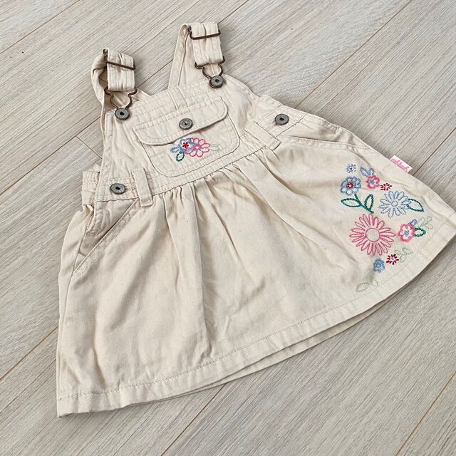 OshKosh(オシュコシュ)のOSHKOSH/お花刺繍ジャンパースカート キッズ/ベビー/マタニティのベビー服(~85cm)(ワンピース)の商品写真