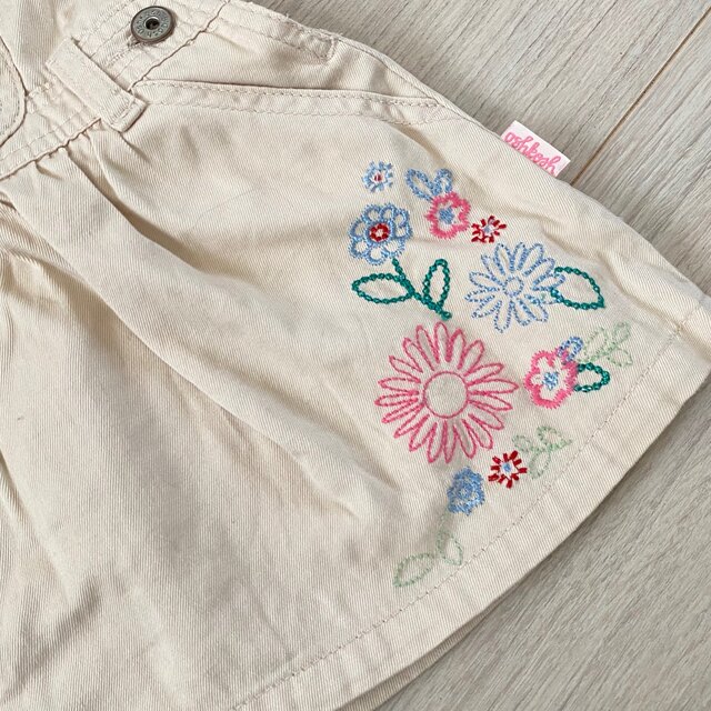 OshKosh(オシュコシュ)のOSHKOSH/お花刺繍ジャンパースカート キッズ/ベビー/マタニティのベビー服(~85cm)(ワンピース)の商品写真