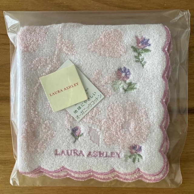 LAURA ASHLEY(ローラアシュレイ)の【ローラ・アシュレイ】タオルハンカチ レディースのファッション小物(ハンカチ)の商品写真