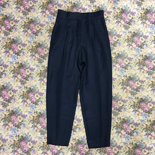 PLST(プラステ)のほぼ新品＊大草直子さん着 PLST エッグシルエットテーパードパンツ レディースのパンツ(カジュアルパンツ)の商品写真