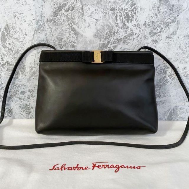 フェラガモ Ferragamo ショルダーバッグ ヴァラリボン レザー ブラック