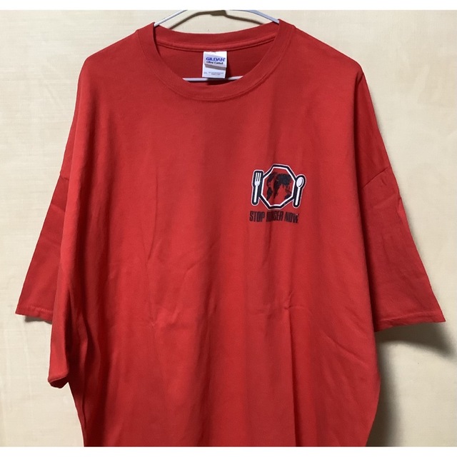 GILDAN(ギルタン)の大きいサイズ男女兼用　赤いSTOP HUNGER NOWのプリントTシャツ メンズのトップス(Tシャツ/カットソー(半袖/袖なし))の商品写真