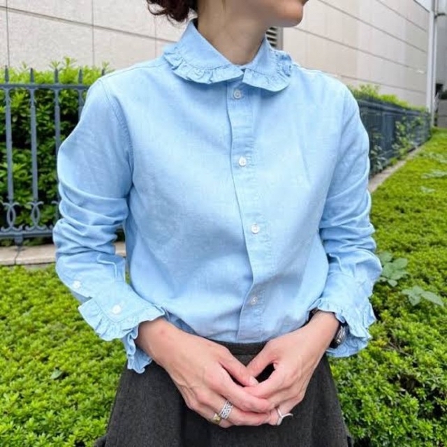 MADISONBLUE(マディソンブルー)のMADISONBLUE 【HPS別注】ROUND COLLAR FRILL レディースのトップス(シャツ/ブラウス(長袖/七分))の商品写真