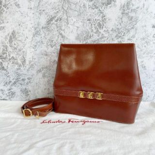 サルヴァトーレフェラガモ(Salvatore Ferragamo)の極美品 サルバトーレ フェラガモ ヴァラリボン ショルダーバッグ レザー 金具(ショルダーバッグ)