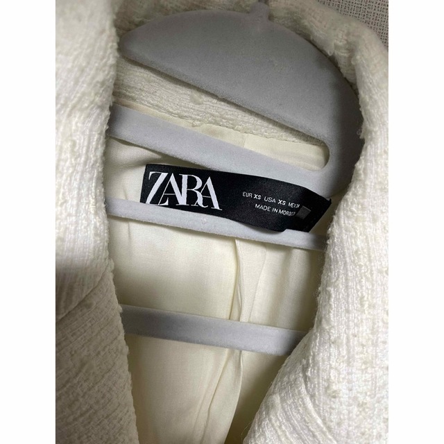 ZARA(ザラ)のZARA ショート丈ジャケットXSホワイト レディースのジャケット/アウター(テーラードジャケット)の商品写真