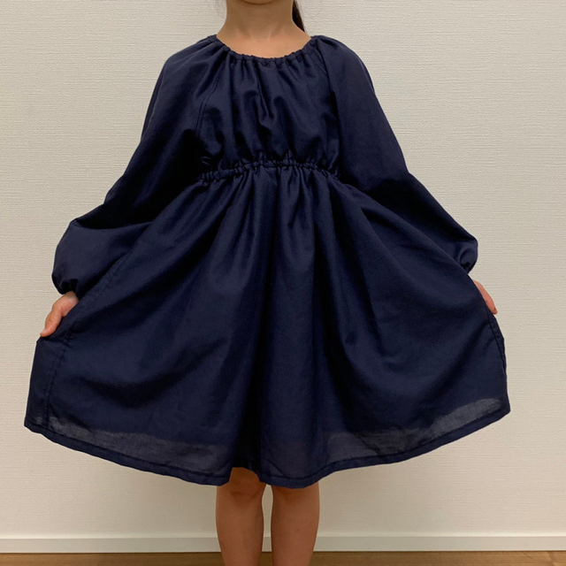 手作り 子供服 女の子 長袖ワンピース ネイビー 110サイズ キッズ/ベビー/マタニティのキッズ服女の子用(90cm~)(ワンピース)の商品写真