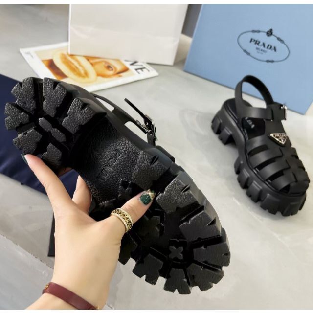 プラダ ロゴプラークラバーサンダル ブラック 38 | www.jarussi.com.br