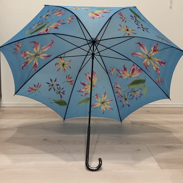 Estee Lauder(エスティローダー)の【新品】エスティローダー　Estee Lauder　傘　雨傘　ノベルティ レディースのファッション小物(傘)の商品写真