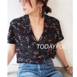 トゥデイフル(TODAYFUL)のTODAYFUL トゥデイフル　フラワープリント　襟シャツ　シャツ　花柄(シャツ/ブラウス(半袖/袖なし))