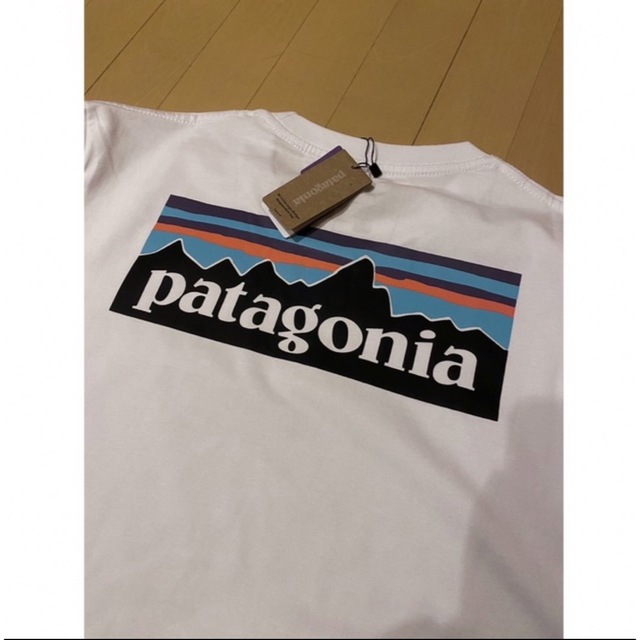 patagonia(パタゴニア)の【未使用品】 patagoniaパタゴニア 長袖Tシャツ P-6LOGO 白XL メンズのトップス(Tシャツ/カットソー(七分/長袖))の商品写真