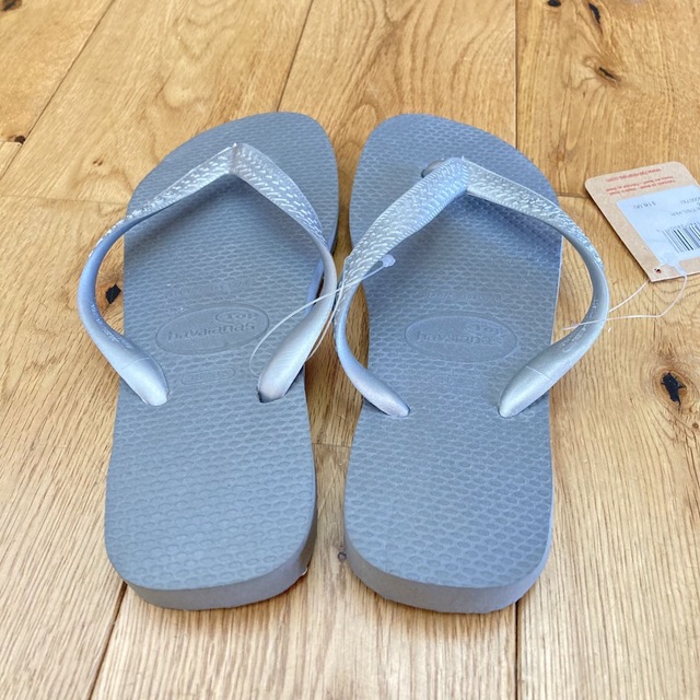 havaianas(ハワイアナス)の新品送料込み　ハワイアナス　サンダル　グレーシルバー　23.5cm レディースの靴/シューズ(ビーチサンダル)の商品写真