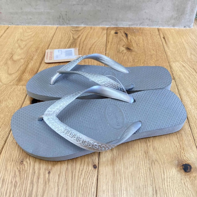 havaianas(ハワイアナス)の新品送料込み　ハワイアナス　サンダル　グレーシルバー　23.5cm レディースの靴/シューズ(ビーチサンダル)の商品写真