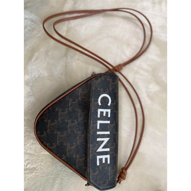 ダークブラウン 茶色 CELINEセリーヌのトライアングルバッグになります
