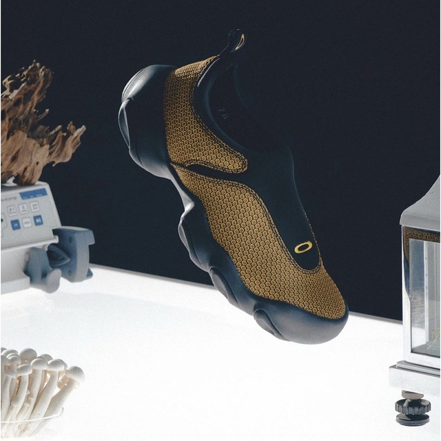 BRAIN DEAD(ブレインデット)のOAKLEY BRAIN DEAD JQ Flesh オークリー ブレインデッド メンズの靴/シューズ(スニーカー)の商品写真