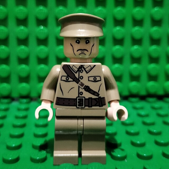Lego(レゴ)のLEGO ミニフィグ インディ ジョーンズ アントニン・ドフチェンコ ロシア軍 エンタメ/ホビーのおもちゃ/ぬいぐるみ(その他)の商品写真