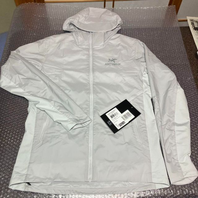 ARC'TERYX(アークテリクス)の新品 アークテリクス アトムSLフーディー Solitude S メンズのジャケット/アウター(マウンテンパーカー)の商品写真