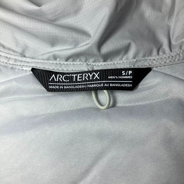 ARC'TERYX(アークテリクス)の新品 アークテリクス アトムSLフーディー Solitude S メンズのジャケット/アウター(マウンテンパーカー)の商品写真
