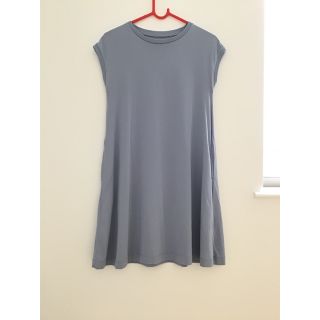 ユニクロ(UNIQLO)の【美品】ユニクロ　スムースカットソーワンピース　140(ワンピース)