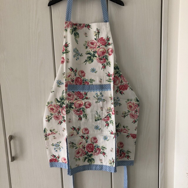 LAURA ASHLEY(ローラアシュレイ)の新品 ローラアシュレイ お花×ドット エプロン  インテリア/住まい/日用品のキッチン/食器(収納/キッチン雑貨)の商品写真