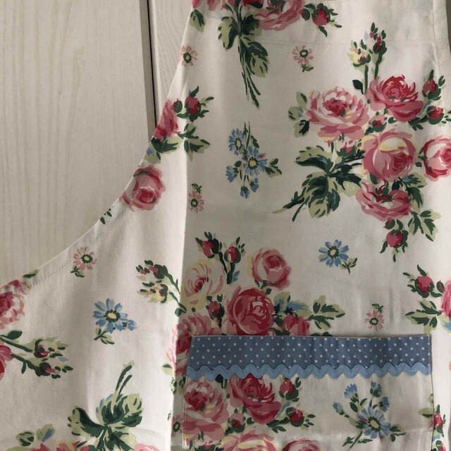 LAURA ASHLEY(ローラアシュレイ)の新品 ローラアシュレイ お花×ドット エプロン  インテリア/住まい/日用品のキッチン/食器(収納/キッチン雑貨)の商品写真