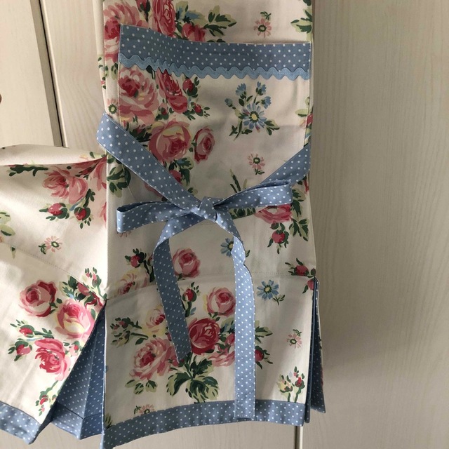 LAURA ASHLEY(ローラアシュレイ)の新品 ローラアシュレイ お花×ドット エプロン  インテリア/住まい/日用品のキッチン/食器(収納/キッチン雑貨)の商品写真