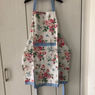 ローラアシュレイ(LAURA ASHLEY)の新品 ローラアシュレイ お花×ドット エプロン (収納/キッチン雑貨)