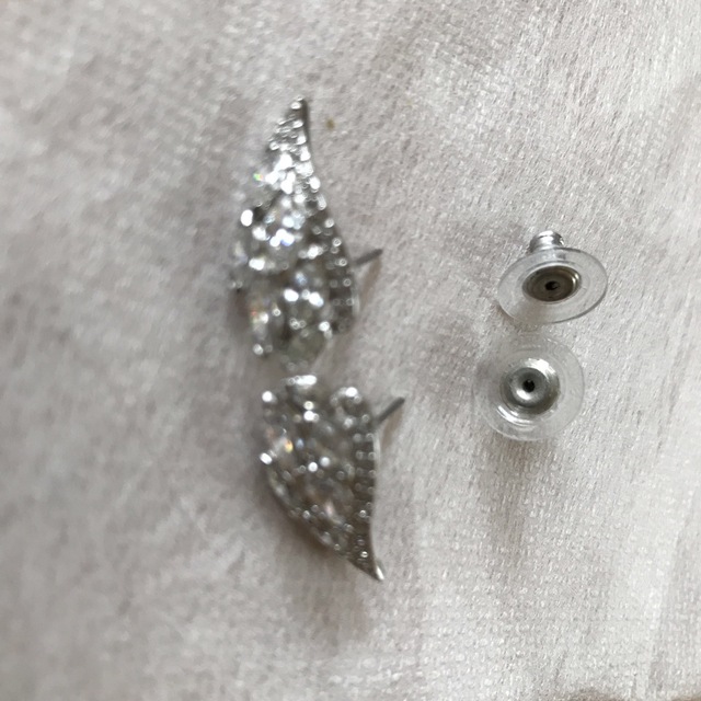 SWAROVSKI(スワロフスキー)のSWAROVSKI イアリング　天使の羽根　キラキラ レディースのアクセサリー(ネックレス)の商品写真