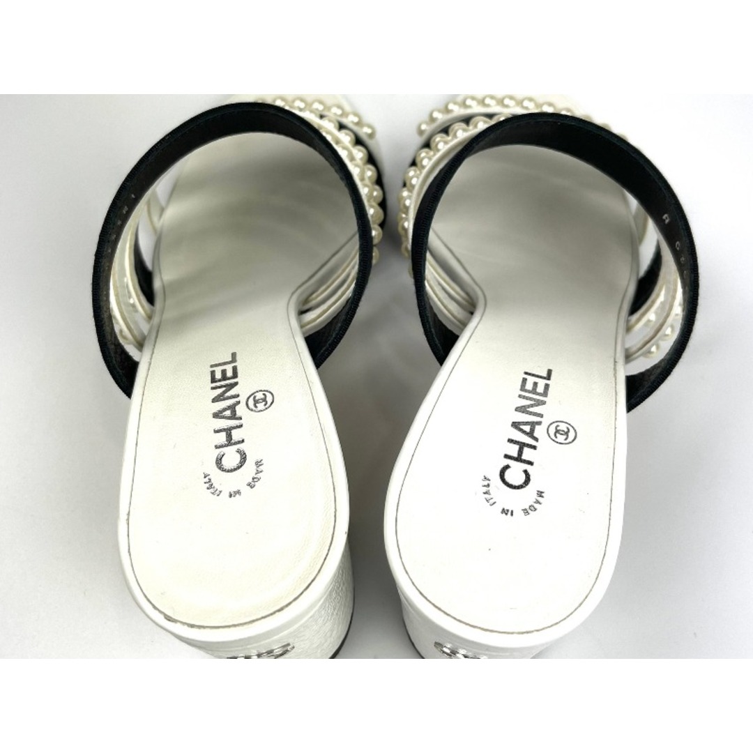 CHANEL(シャネル)の[USED/中古]CHANEL シャネル サンダル パール ブラック ホワイト 箱 351/2C ホワイト ブラック レザー 351/2 G35381 中古 ai-tdc-003844-4e レディースの靴/シューズ(サンダル)の商品写真