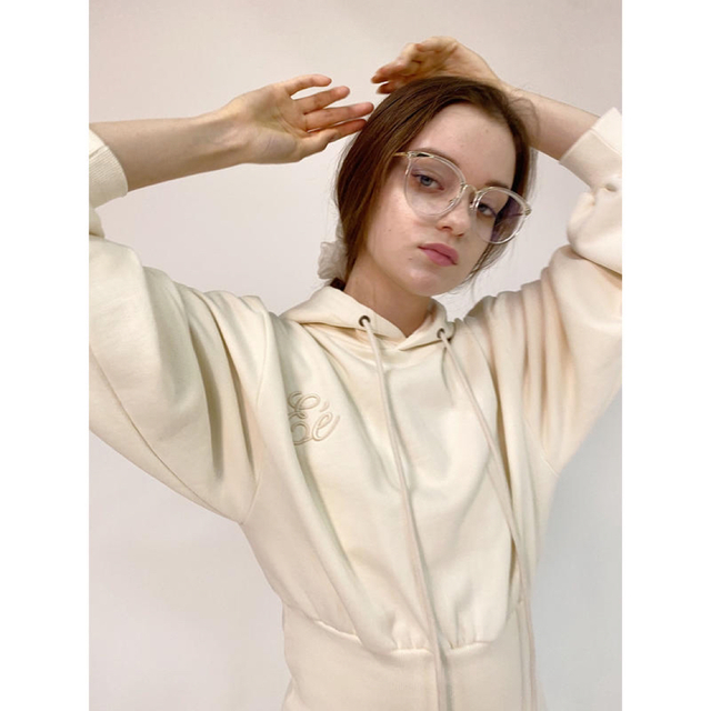 épine(エピヌ)のEé embroidery hoodie onepiece ivory レディースのワンピース(ひざ丈ワンピース)の商品写真