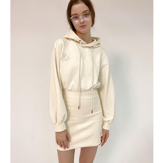 épine(エピヌ)のEé embroidery hoodie onepiece ivory レディースのワンピース(ひざ丈ワンピース)の商品写真