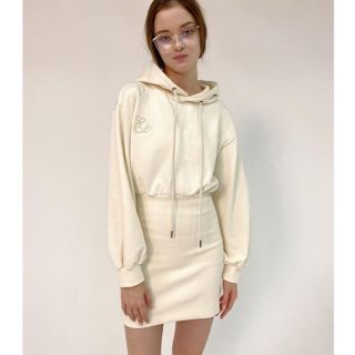 エピヌ(épine)のEé embroidery hoodie onepiece ivory(ひざ丈ワンピース)