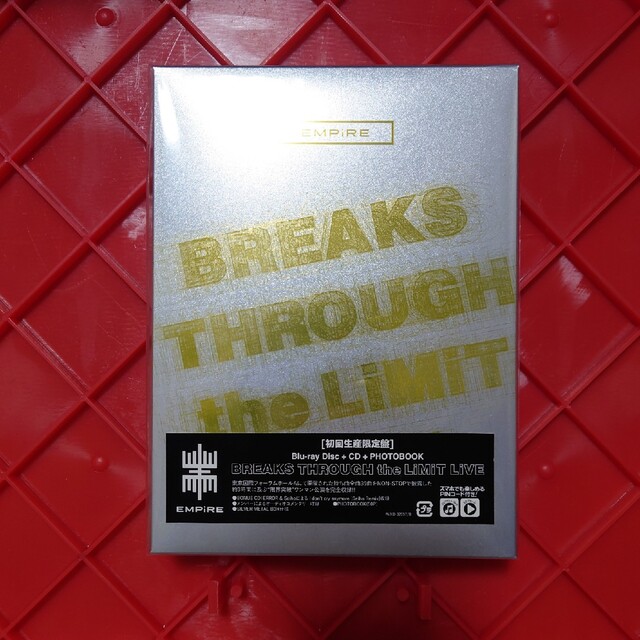 EMPIRE(エンパイア)の【新品】BREAKS　THROUGH　the　LiMiT　LiVE Blu エンタメ/ホビーのDVD/ブルーレイ(ミュージック)の商品写真