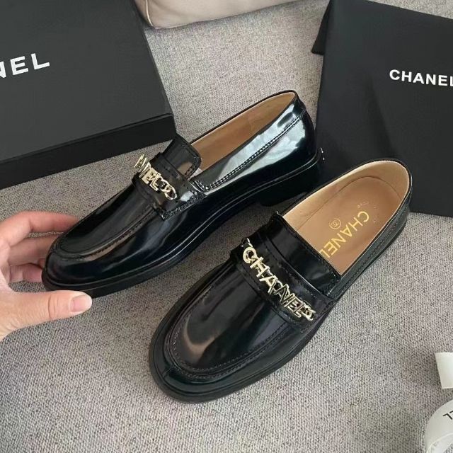 CHANEL ローファー エナメル 英字ロゴ フラットシューズ 世界有名な 52