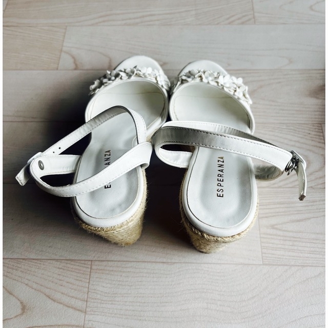 ESPERANZA(エスペランサ)のエスペランサ　立体花モチーフ　ウェッジソールサンダル　白　Lサイズ レディースの靴/シューズ(サンダル)の商品写真