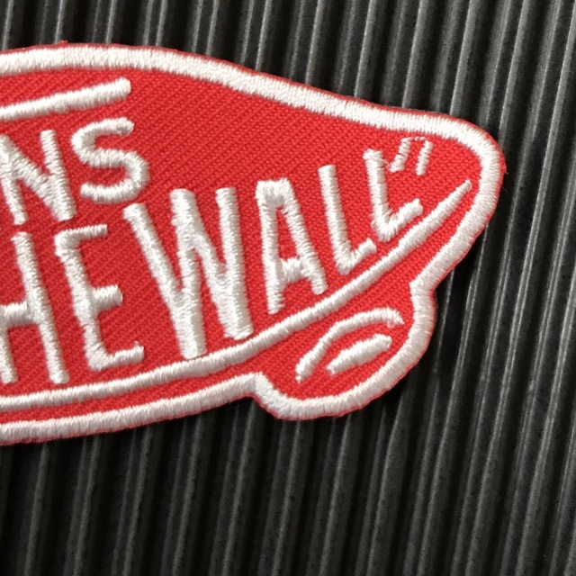 VANS(ヴァンズ)のVANS OFF THE WALL ロゴ 赤×白 アイロンワッペン U 自動車/バイクのバイク(装備/装具)の商品写真