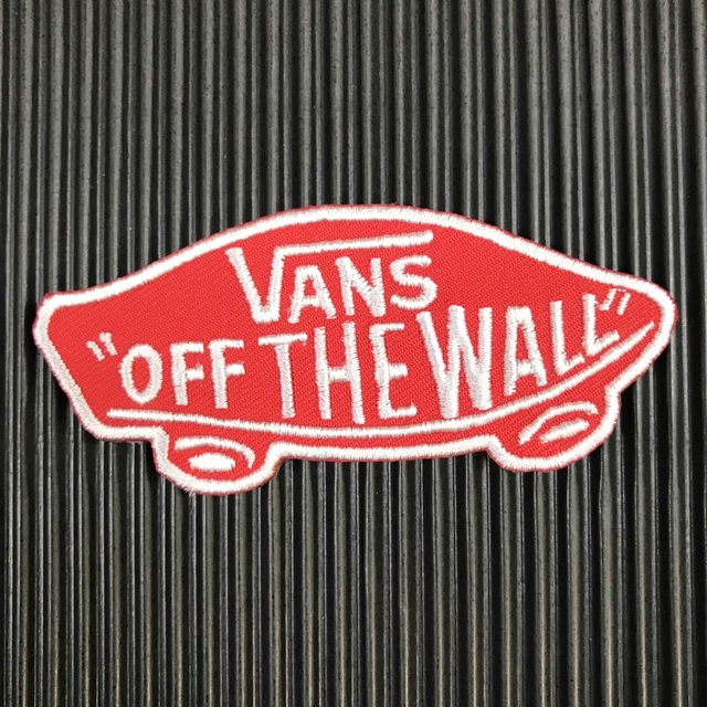 VANS(ヴァンズ)のVANS OFF THE WALL ロゴ 赤×白 アイロンワッペン U 自動車/バイクのバイク(装備/装具)の商品写真