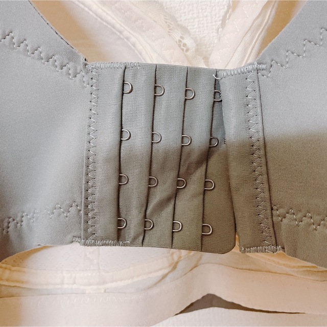 011C80白色 小さく見せるブラ  レディースの下着/アンダーウェア(ブラ&ショーツセット)の商品写真