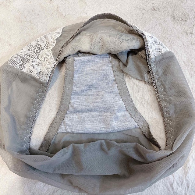 011C85白色 小さく見せるブラ  レディースの下着/アンダーウェア(ブラ&ショーツセット)の商品写真