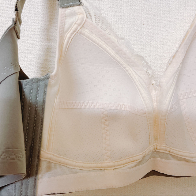 011C85白色 小さく見せるブラ  レディースの下着/アンダーウェア(ブラ&ショーツセット)の商品写真