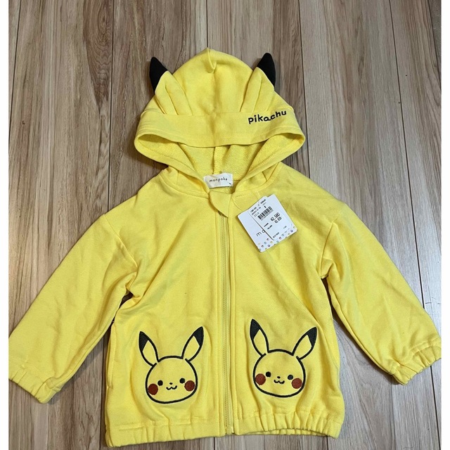 新品タグ付☆モンポケ　ジップアップパーカー　ピカチュウ キッズ/ベビー/マタニティのキッズ服男の子用(90cm~)(ジャケット/上着)の商品写真