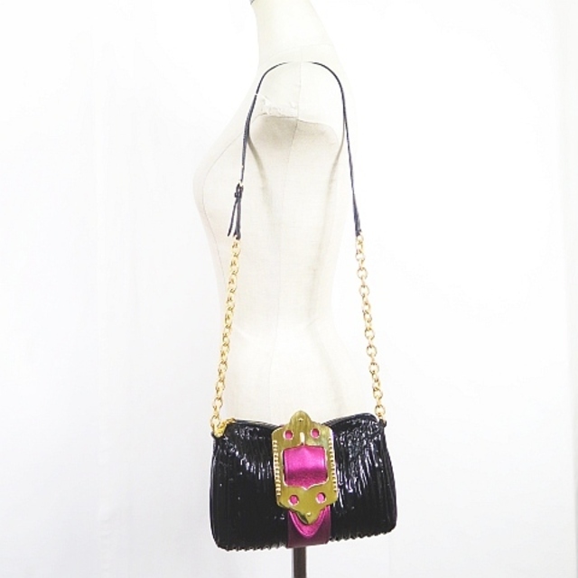 miumiu(ミュウミュウ)のエナメル ショルダーバック プリーツ ビッグバックル ブラック/ピンク レディースのバッグ(ショルダーバッグ)の商品写真