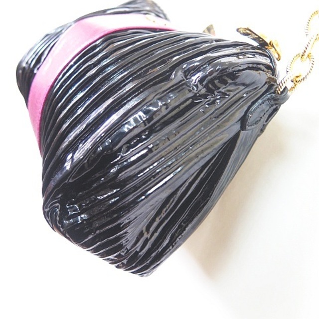 miumiu(ミュウミュウ)のエナメル ショルダーバック プリーツ ビッグバックル ブラック/ピンク レディースのバッグ(ショルダーバッグ)の商品写真