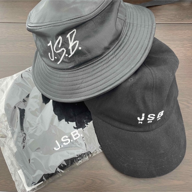 三代目 J Soul Brothers(サンダイメジェイソウルブラザーズ)のJ.S.B. 正規品　キャップ、バケハ、ニット帽3つセット エンタメ/ホビーのタレントグッズ(ミュージシャン)の商品写真
