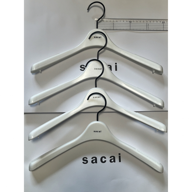 sacai(サカイ)のSacai サカイ　オリジナルハンガー　4本セット レディースのレディース その他(その他)の商品写真