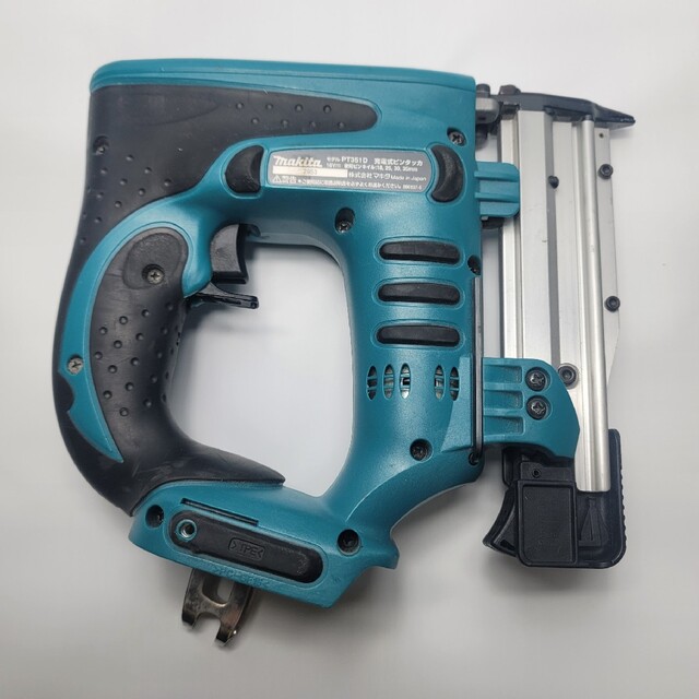 Makita(マキタ)の【美品】マキタ PT351D 18v 充電式ピンタッカ 新品ケース付き インテリア/住まい/日用品のインテリア/住まい/日用品 その他(その他)の商品写真