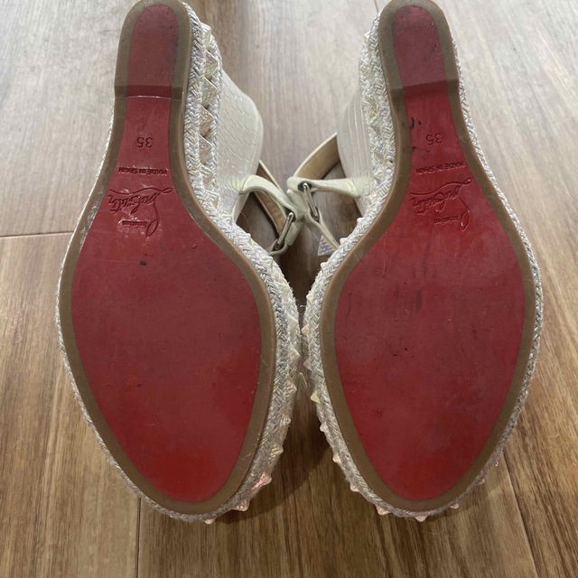 Christian Louboutin(クリスチャンルブタン)のルブタン オーロラクロコスタッズサンダル レディースの靴/シューズ(サンダル)の商品写真