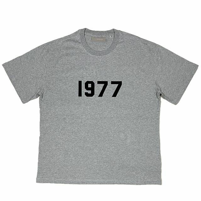 FEAR OF GOD(フィアオブゴッド)のFOG エッセンシャルズ 1977ロゴ 半袖 Tシャツ グレー M メンズのトップス(Tシャツ/カットソー(半袖/袖なし))の商品写真