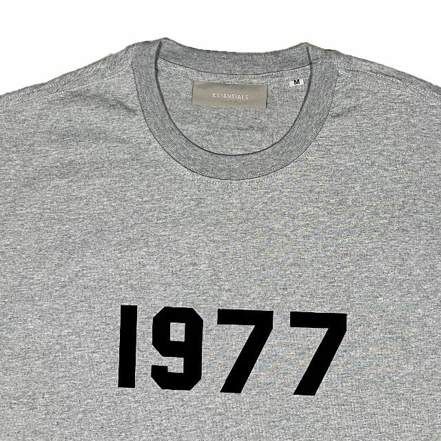 FEAR OF GOD(フィアオブゴッド)のFOG エッセンシャルズ 1977ロゴ 半袖 Tシャツ グレー M メンズのトップス(Tシャツ/カットソー(半袖/袖なし))の商品写真