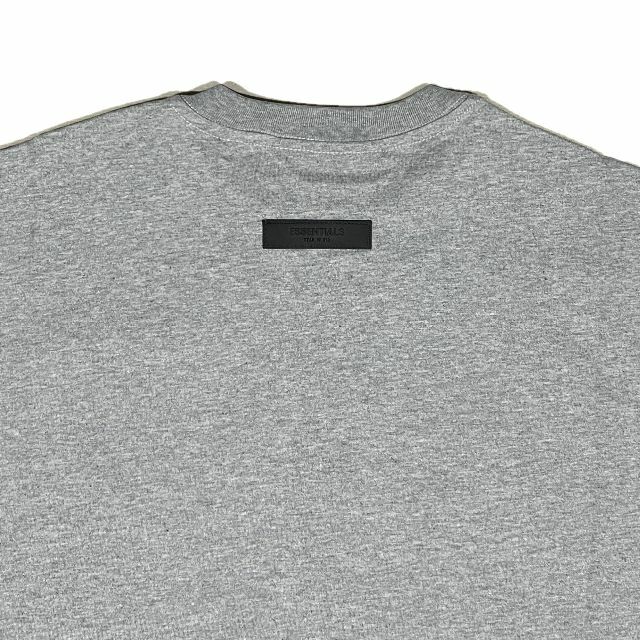 FEAR OF GOD(フィアオブゴッド)のFOG エッセンシャルズ 1977ロゴ 半袖 Tシャツ グレー M メンズのトップス(Tシャツ/カットソー(半袖/袖なし))の商品写真