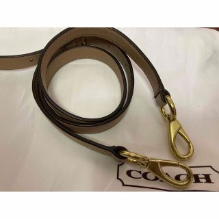 コーチ(COACH)のcoach ショルダーストラップ　ブラウンベージュxゴールド(ショルダーバッグ)